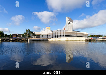 Imperial War Museum Norden wie aus über ein Dock in Salford Quays in der Nähe von Manchester, England Stockfoto