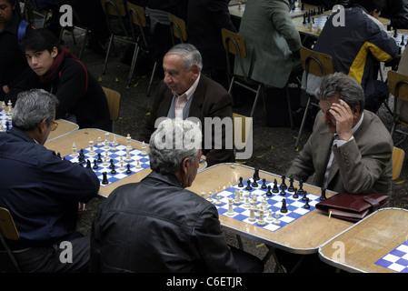 Männer spielen Schach in der Plaza de Armas. Stockfoto