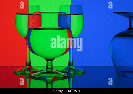 Abstraktion - rot, grün, blau. Brille auf farbigen Hintergrund. Stockfoto