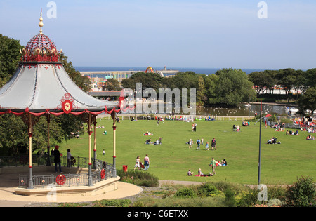 South Shields South Marine Park mit Musikpavillon, See mit Booten und Miniatur-Dampfeisenbahn, North East England, UK Stockfoto