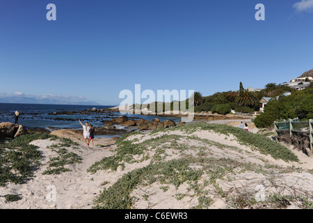 Menschen am Strand bei Felsbrocken, Table Mountain National Park, Western Cape, South Africa Stockfoto