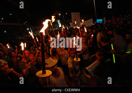 Demonstranten nehmen an einem Fackellauf gegen die Erhöhung der Immobilienpreise im Land Teil. Innenstadt von Tel Aviv Israel. Der Protest gegen soziale Gerechtigkeit nannte die Zelte auch eine Reihe von Demonstrationen in Israel, die im Juli 2011 begannen, an denen Hunderttausende von Demonstranten aus verschiedenen sozioökonomischen Reihen gegen den anhaltenden Anstieg der Lebenshaltungskosten, insbesondere der Wohnkosten, beteiligt waren. Stockfoto