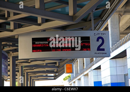 Öffentliche Verkehrsmittel Fahrplan auf der Plattform der Ben Gurion Flughafen Bahnhof in Israel. Stockfoto