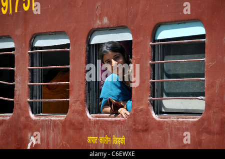 Junges Mädchen aus Wagen Fenster Aravalli reicht Rajasthan Indien gelehnt
