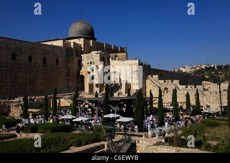 Israelis versammelten sich während einer öffentlichen Veranstaltung im Jerusalemer Archäologischen Park unter der Al Aksa Moschee entlang der südlichen Mauer des Tempelbergees, auch Haram al Sharif genannt, in der Altstadt, Ost-Jerusalem Israel Stockfoto