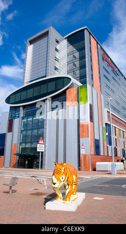 Hampton von Hilton Hotel mit Rhino am John Lennon Flughafen Liverpool UK Stockfoto