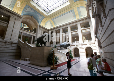 Tourguide zeigt Reisegruppe um innere Manitoba gesetzgebenden Gebäude Winnipeg Manitoba Kanada Stockfoto