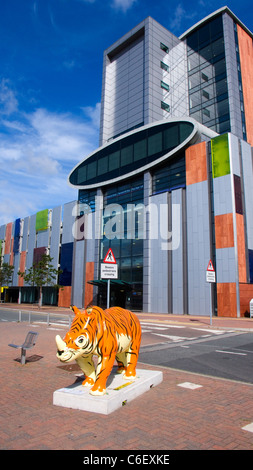 Hampton von Hilton Hotel mit Rhino am John Lennon Flughafen Liverpool UK Stockfoto
