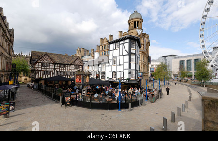 Shambles Square in Manchester. Die alte Wellington Inn und Sinclaires Oyster Bar wurden von ihrem ursprünglichen Speicherort 1999 zog. Stockfoto