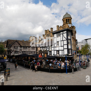 Shambles Square in Manchester. Die alte Wellington Inn und Sinclaires Oyster Bar wurden von ihrem ursprünglichen Speicherort 1999 zog. Stockfoto