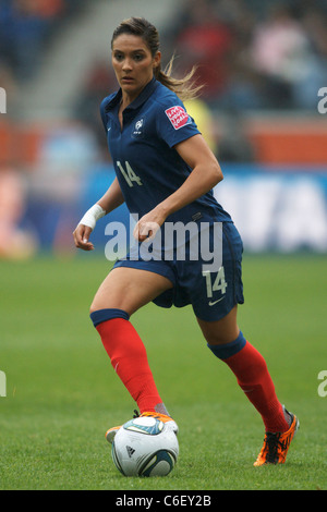 Louisa Necib aus Frankreich im Halbfinale der FIFA-Frauen-Weltmeisterschaft gegen die USA am 13. Juli 2011 im Stadion im Borussia Park in Mönchengladbach. Nur redaktionelle Verwendung. Kommerzielle Nutzung verboten. Stockfoto