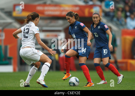 Louisa Necib aus Frankreich (14) kontrolliert den Ball gegen Lauren Cheney aus den Vereinigten Staaten (12) während eines Halbfinalspiels der FIFA Frauen-Weltmeisterschaft am 13. Juli 2011 im Stadion im Borussia Park in Mönchengladbach. Nur redaktionelle Verwendung. Kommerzielle Nutzung verboten. Stockfoto