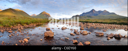 Glen Sligachan Sommer Panorama. Am späten Abend Sommer Sonnenlicht auf die Red und Black Cuillin Hills auf der Isle Of Skye Stockfoto