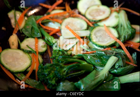 Orientalisch anmutenden rühren gebratenem Gemüse, London Stockfoto