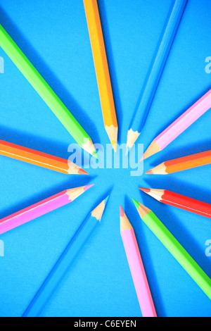 Bleistift-Kreis, bunte Bleistifte auf blau. Stockfoto