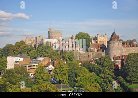 Blick auf Schloss Windsor aus Riesenrad Royal Windsor, Windsor, Berkshire, England, Vereinigtes Königreich Stockfoto