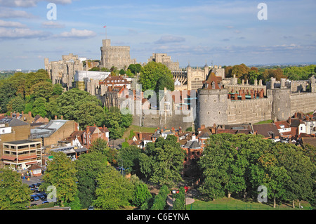 Blick auf Schloss Windsor aus Riesenrad Royal Windsor, Windsor, Berkshire, England, Vereinigtes Königreich Stockfoto