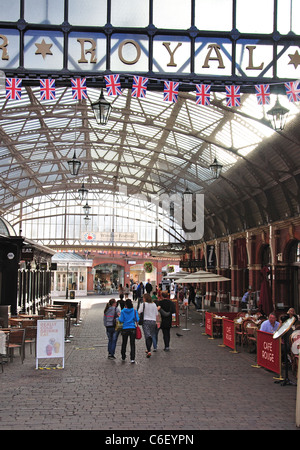 Eingang zum Windsor Royal Shopping-Arkade, Windsor, Berkshire, England, Vereinigtes Königreich Stockfoto