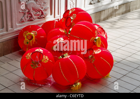 Chinesische Laternen, die darauf warten, in Vorbereitung für Neujahr aufgehängt werden. Leuchtende rote Laternen hängen rund um den Tien Hou Tempel. Stockfoto