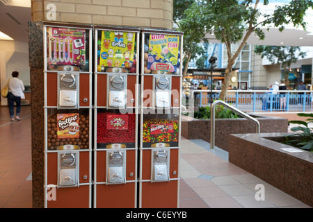 Süßigkeiten Süßwaren Münz Spender in einem Einkaufszentrum Mall Winnipeg Manitoba Kanada Stockfoto