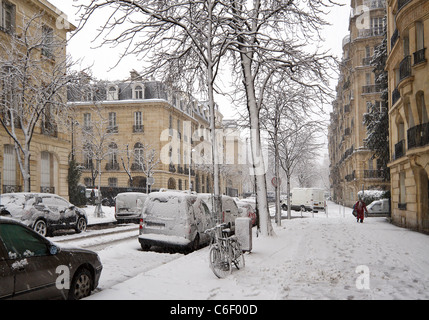 Ein frühen Winter Schneesturm umfasst Bäume und Gehwege in Paris, Frankreich. Stockfoto