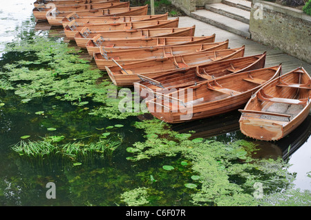 Boote auf dem Fluss Stour, Dedham, Essex, UK Stockfoto