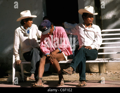 Indigene Tarahumara Männer in den Copper Canyon Township Batopilas warten auf das Ergebnis eines politischen Protests. Stockfoto