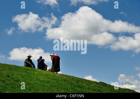Eine tibetische Familie genießen Sie einen schönen sonnigen Tag draußen. Sichuan, China. Stockfoto