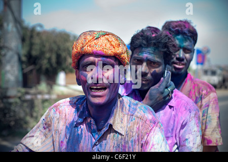 Hindus feiern Holi-Fest in Mathura, Indien Stockfoto