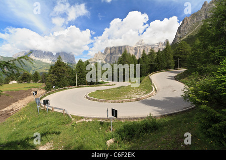 kurvenreiche Straße zum Pordoijoch, italienischen Dolomiten Stockfoto