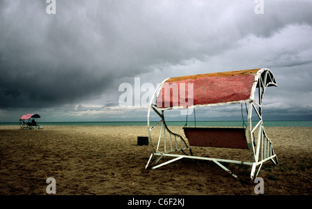 Baldachin schwingt an einem Strand am Issyk-Kul (Ysyk-Köl) im nördlichen Tian Shan-Gebirge in der Nähe der kirgisischen Stadt von Cholpon-Ata. Stockfoto