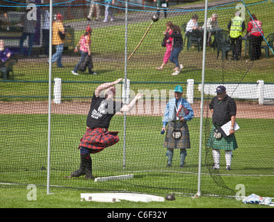 Konkurrent wirft Hammer, schottische stehende Stil, in den schweren Ereignissen auf der Cowal Highland Gathering 2011 Stockfoto