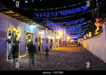 Abends eine gepflasterte Straße mit kolonialen Gebäuden, Villa de Leyva, Boyaca, Kolumbien Stockfoto