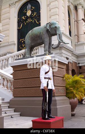 Eine weiße Uniform Thai Royal guard vor der Chakri Maha Prasat Halle innerhalb der Königspalast (Grand Palace) komplexe Stockfoto