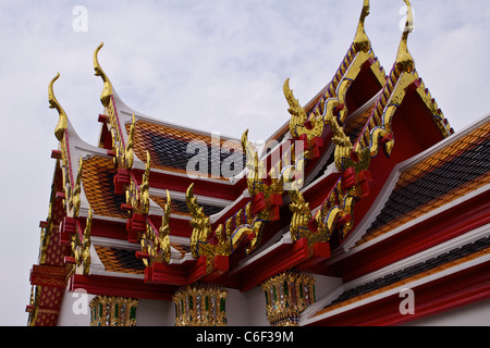 Reich verzierte Ziegeldach mit Goldmosaik auf ein Gebäude im Wat Pho Tempel (Wat Phra Chetuphon) Komplex in Rattanakosin, Bangkok Stockfoto