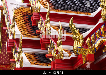 Reich verzierte Ziegeldach mit Goldmosaik auf ein Gebäude im Wat Pho Tempel (Wat Phra Chetuphon) Komplex in Rattanakosin, Bangkok Stockfoto