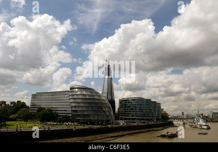 Wolkenformation über City Hall, die Scherbe im Bau und der Fluss Themse London UK Stockfoto