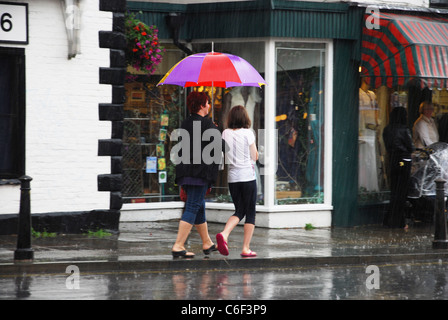 Magdalene Street Glastonbury im Regen, Vereinigtes Königreich Stockfoto