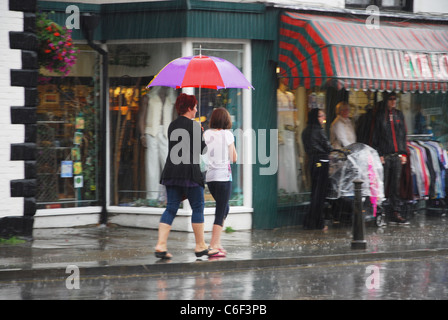 Magdalene Street Glastonbury im Regen, Vereinigtes Königreich Stockfoto