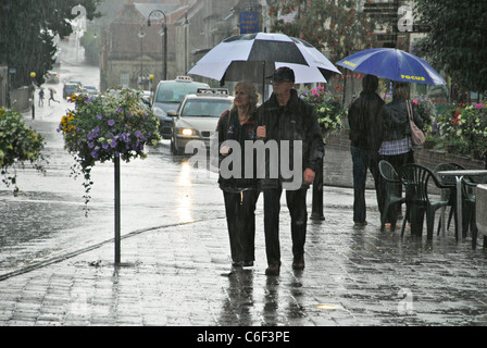 Magdalene Street Glastonbury im Regen, Vereinigtes Königreich Stockfoto