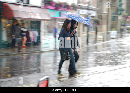 Magdalene Street Glastonbury im Regen, Vereinigtes Königreich Stockfoto