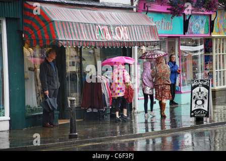 Magdalene Street Glastonbury im Regen, Vereinigtes Königreich Stockfoto