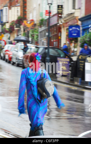 junge Frau im regnerischen Glastonbury, United Kingdom Stockfoto