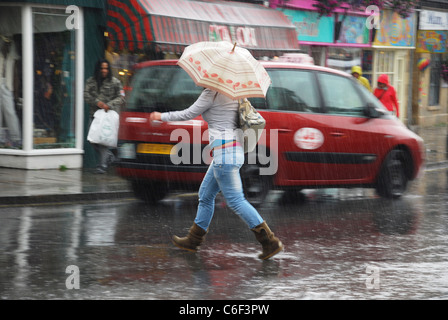 Magdalene Street Glastonbury im Regen, Vereinigtes Königreich Stockfoto