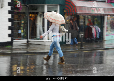 Magdalene Street Glastonbury im Regen, Vereinigtes Königreich Stockfoto