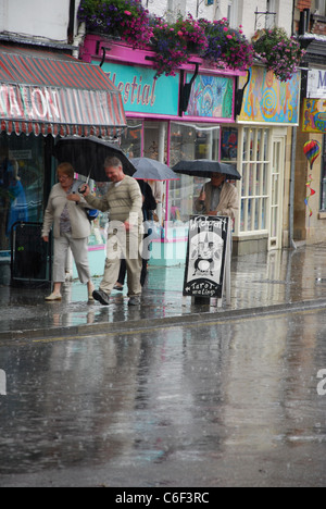 Magdalene Street Glastonbury im Regen, Vereinigtes Königreich Stockfoto