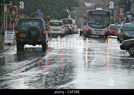 Glastonbury, Magdalene Street im Regen, Vereinigtes Königreich Stockfoto