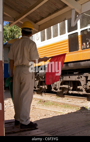 Eine Bahn-Wache signalisiert dem Fahrer den täglichen Zug von Thamkra Sae Bahnhof an der thailändisch-burmesischen Rail link Stockfoto