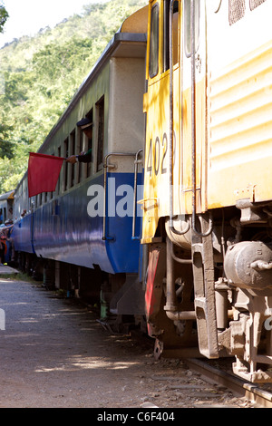 Eine Bahn-Wache signalisiert dem Fahrer den täglichen Zug von Thamkra Sae Bahnhof an der thailändisch-burmesischen Rail link Stockfoto