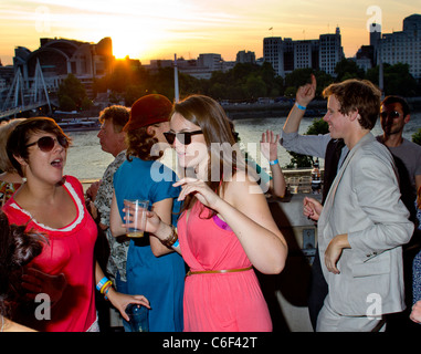 Trinken und tanzen auf dem Festspielhaus-Balkon - Vintage Festival 2011 im Londoner Southbank Centre. Stockfoto